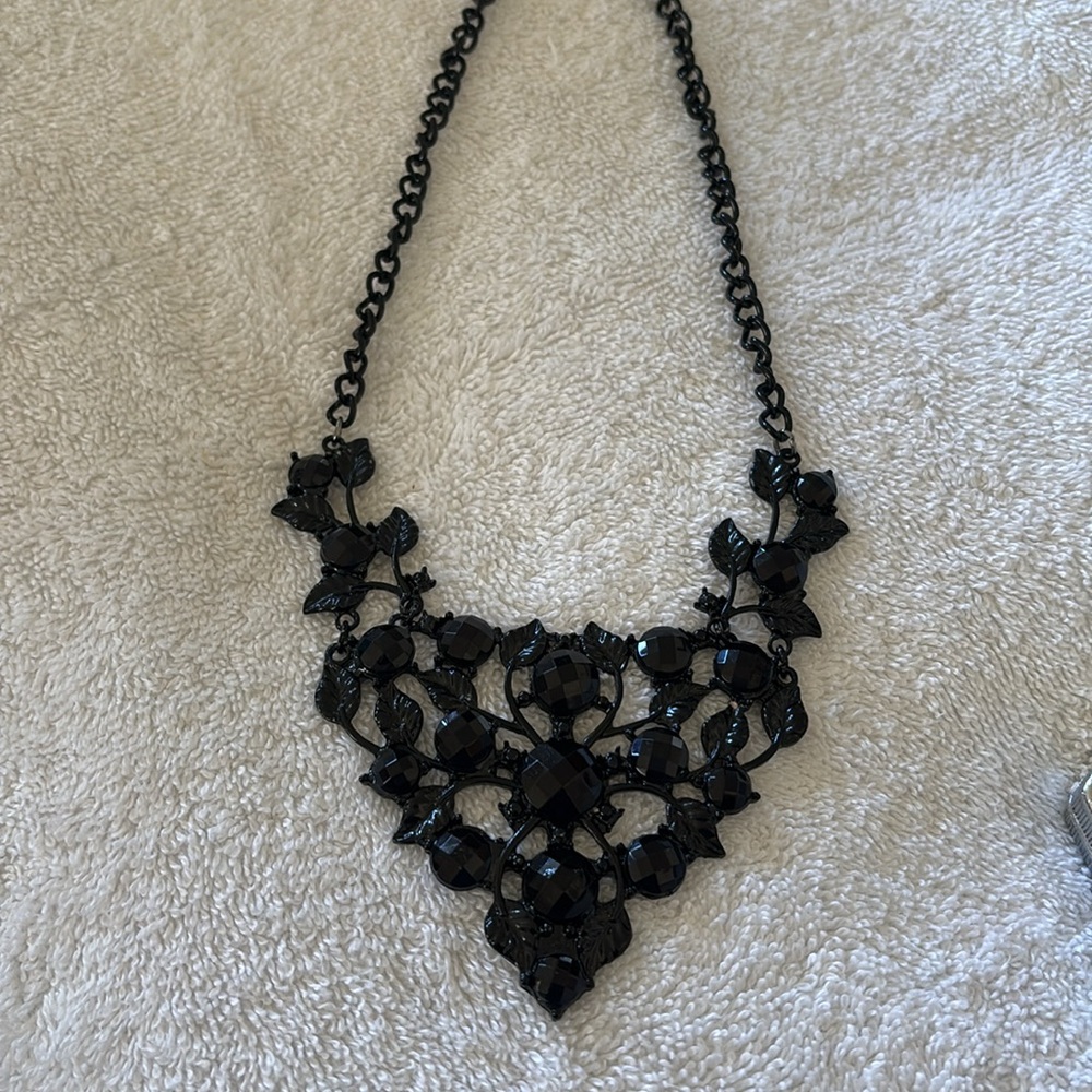 WEEKEND SALE 
Elegant Black Floral Necklace